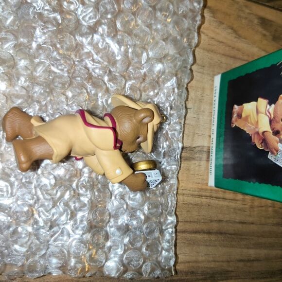 Hallmark Keepsake Detective Bear 1994 Holiday Pursuit Collector's Club Ornament - Picture 6 of 7